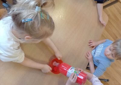 Projekt edukacyjny pt.  „Dlaczego ludzie malują?” – zabawa badawcza – mieszanie kolorów