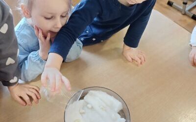 Marzec Czarodziej- stworzenie w sali kącika przyrodniczego